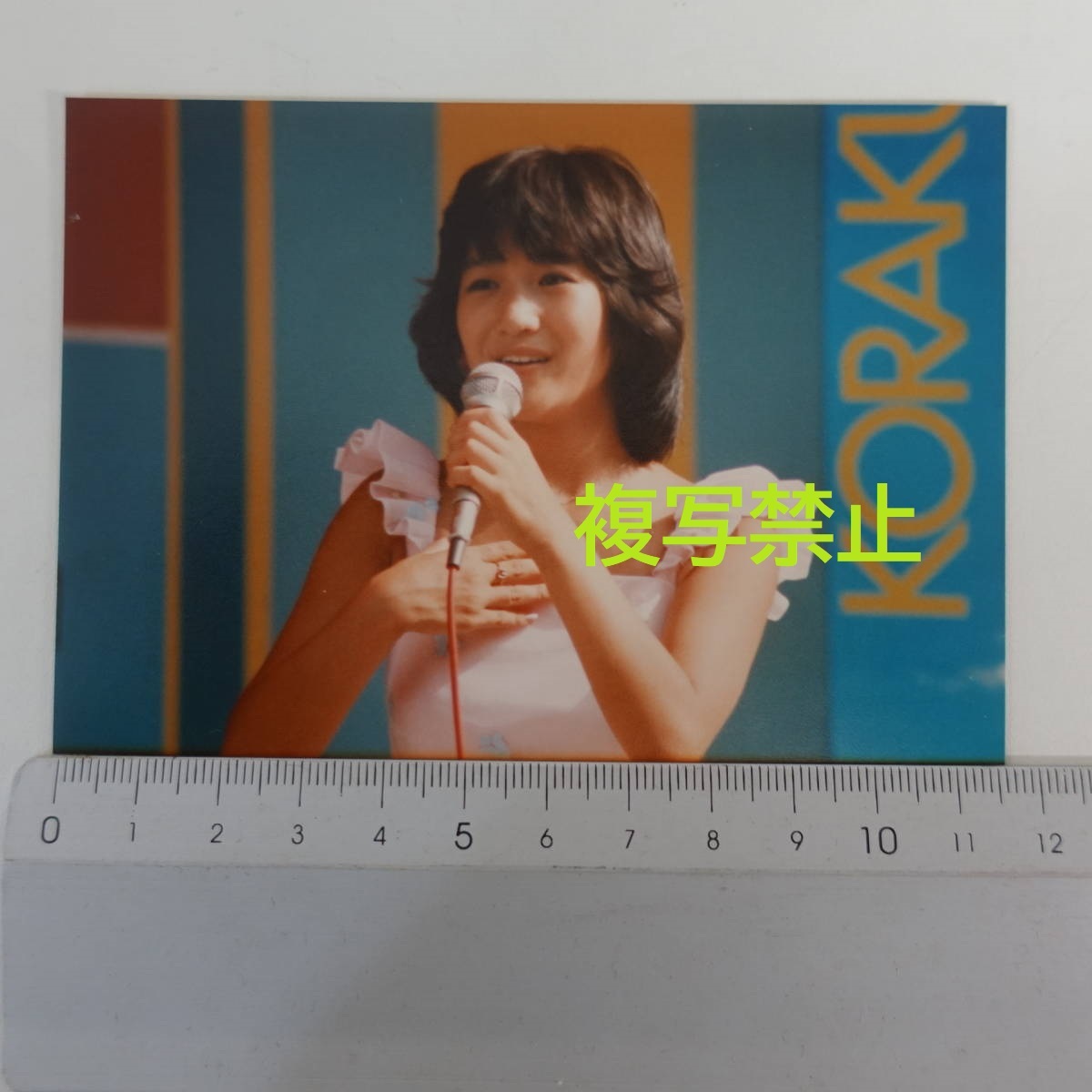 4773岡田有希子 生写真 個人撮影 イベント マイク 右手を胸に Eサイズ