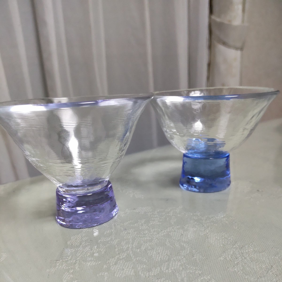 冷酒グラス 冷酒盃 ２個セット  手造り ガラス ぐい呑 マリンブルーとスカイブルー 冷酒  工芸作家刻印 未使用 工芸グラスの画像2