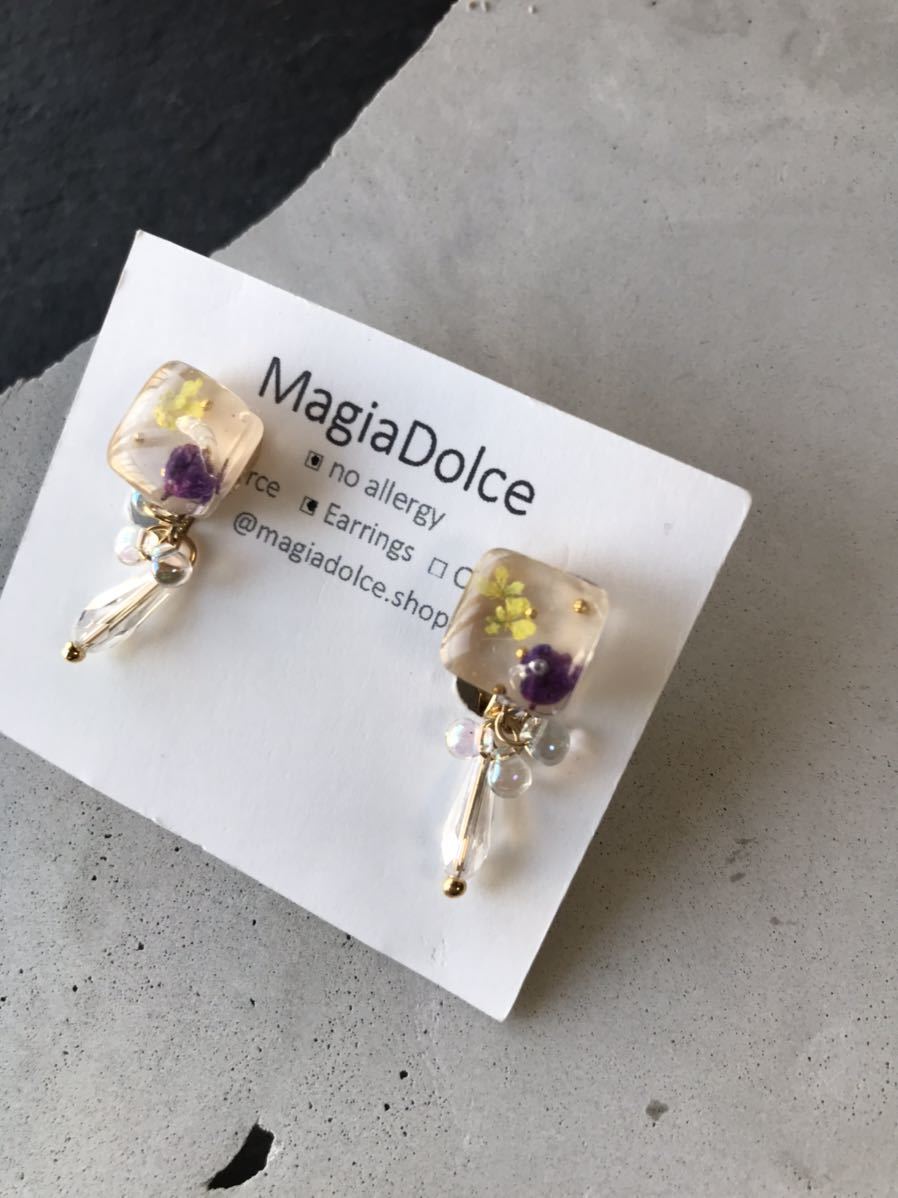 MagiaDolce.h 10681*. flower earrings lovely earrings swaying earrings Gold earrings gypsophila resin allergy correspondence earrings 