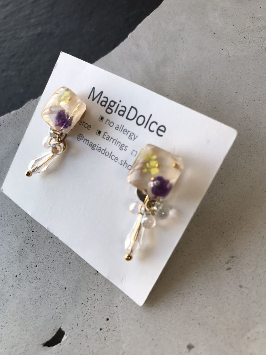 MagiaDolce.h 10681*. flower earrings lovely earrings swaying earrings Gold earrings gypsophila resin allergy correspondence earrings 