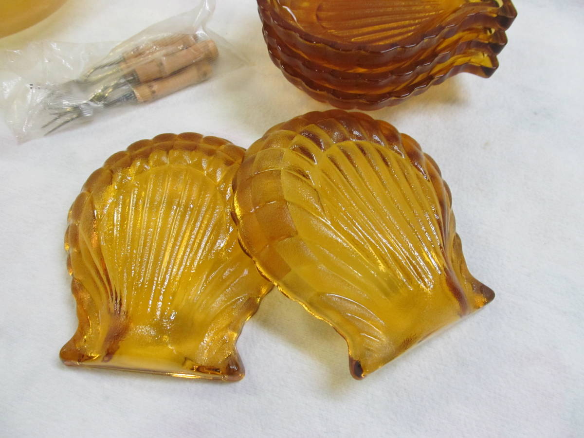 昭和レトロ アンバー ガラス 琥珀色 ホタテ 貝殻 シェル フルーツ皿 プレート 5枚＆フルーツボール ボウル ガラス器 フォーク付 長期保管品の画像6