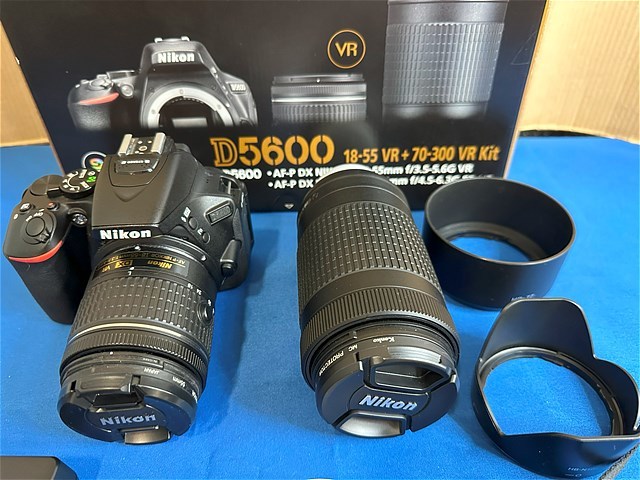 ♪♪美品 Nikon ニコン D5600 ダブルズームキット デジタル一眼カメラ