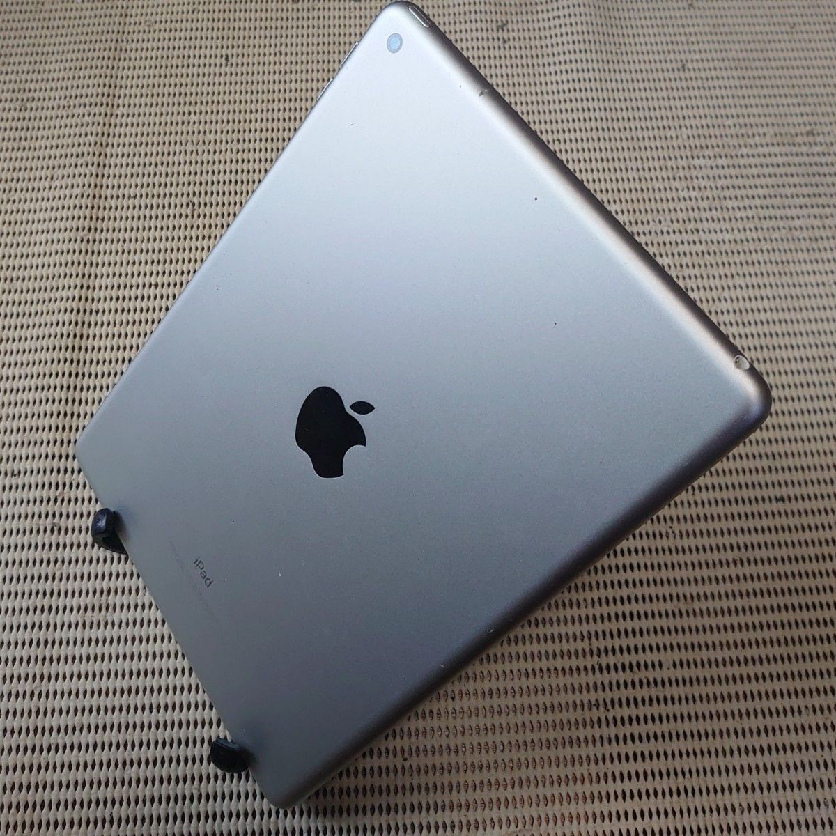 完動品液晶無傷iPad第5世代(A1822)本体32GBシルバーWi-Fiモデル