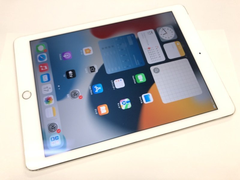 数量は多い  再CL758 docomo iPad Air 第2世代 Wi-Fi+Cellular 16GB ゴールド 判定○ iPad本体