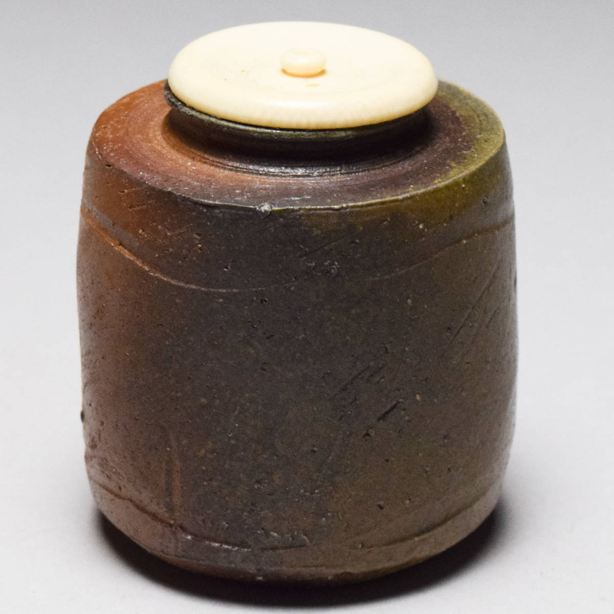 八八八】伊勢崎満 備前焼 肩衝 茶入 ◇共箱 共布 仕覆付 八八八】伊勢崎満 備前焼 肩衝 茶入 ◇共箱 共布 仕覆付