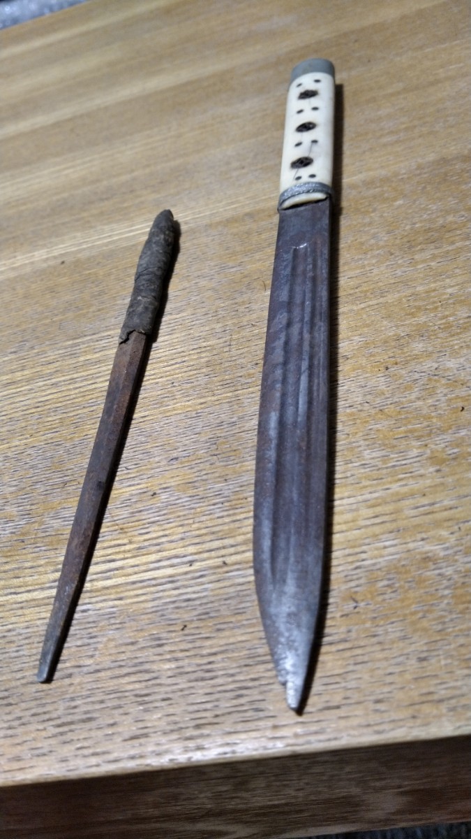  old iron old farming implement .. small sword small pattern short sword rare . rare paper-knife hand reverse side . armor 