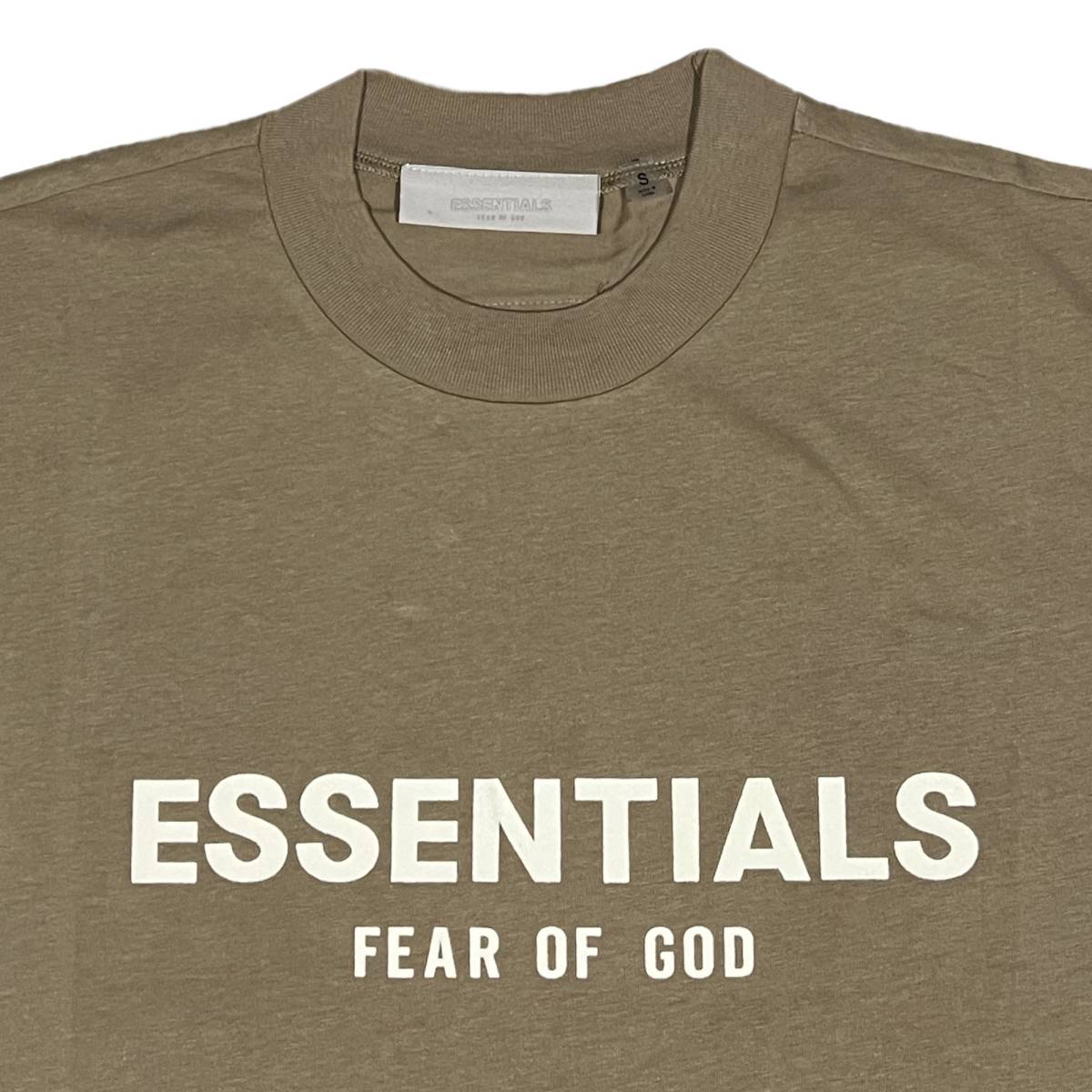 [並行輸入品] FEAR OF GOD FOG ESSETIALS エッセンシャルズ フロント カーキロゴ 半袖 Tシャツ (オリーブ) (L)