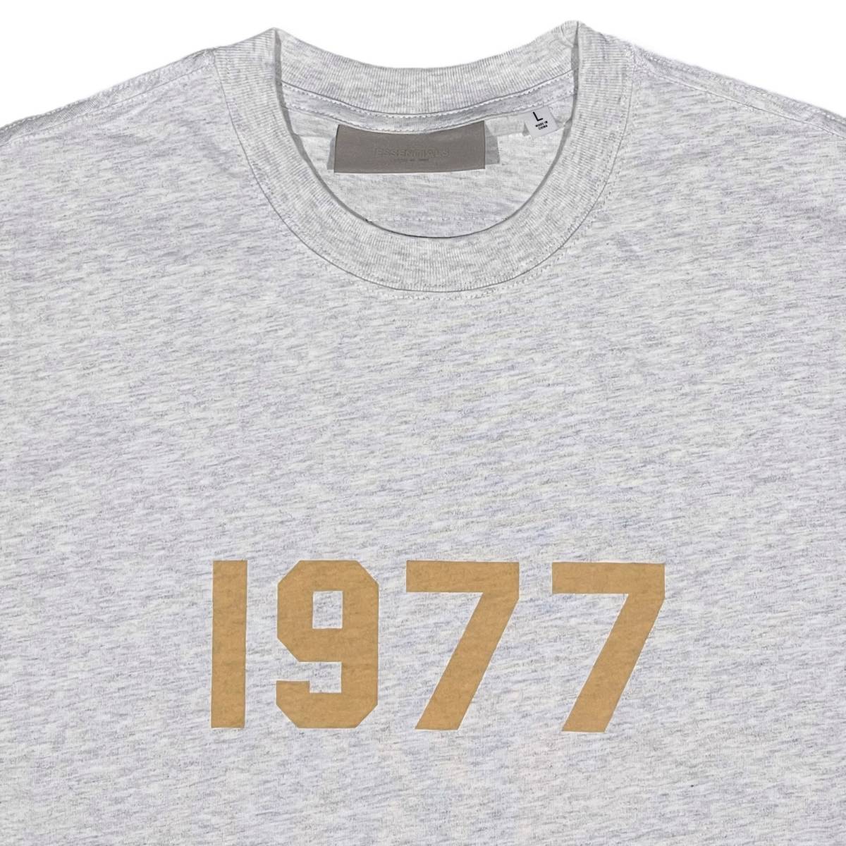 [並行輸入品] FEAR OF GOD FOG ESSETIALS エッセンシャルズ 1977ロゴ 半袖 Tシャツ (ライトグレー) (M)