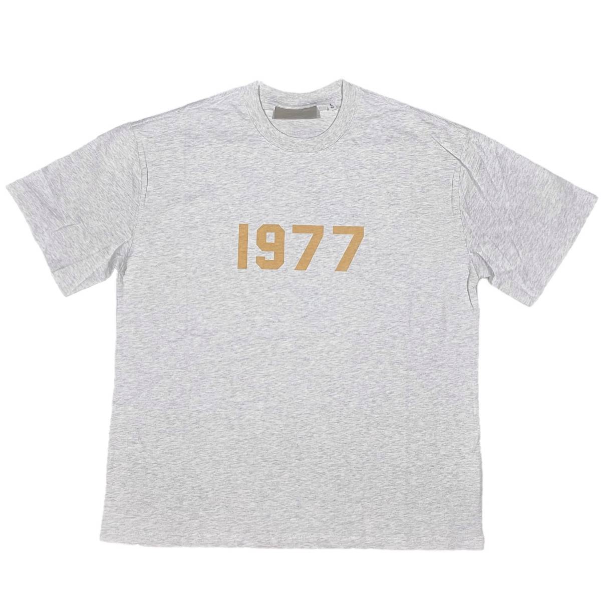 [並行輸入品] FEAR OF GOD FOG ESSETIALS エッセンシャルズ 1977ロゴ 半袖 Tシャツ (ライトグレー) (M)