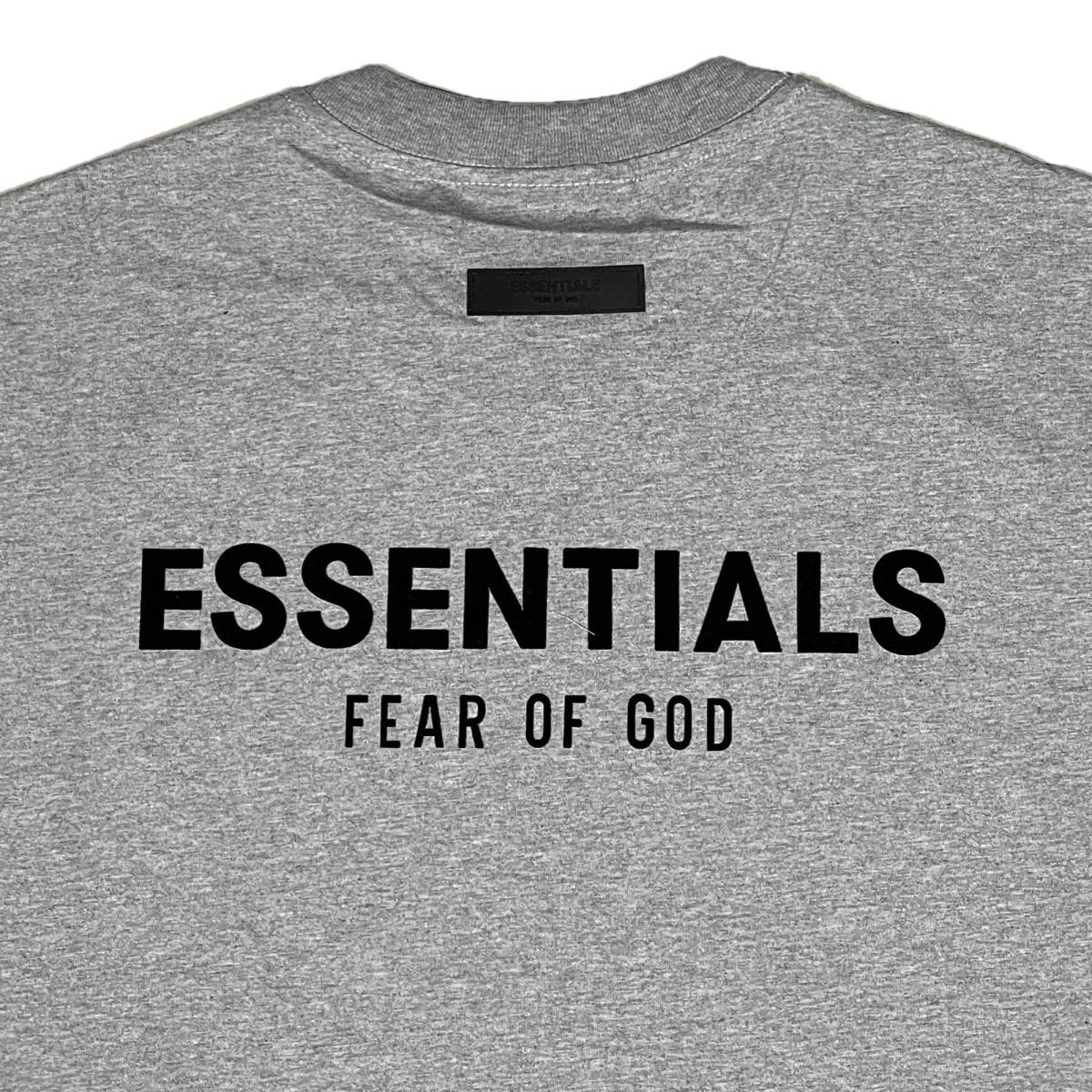[並行輸入品] FEAR OF GOD FOG ESSETIALS エッセンシャルズ バックロゴ 半袖 Tシャツ (ダークグレー) (XL)