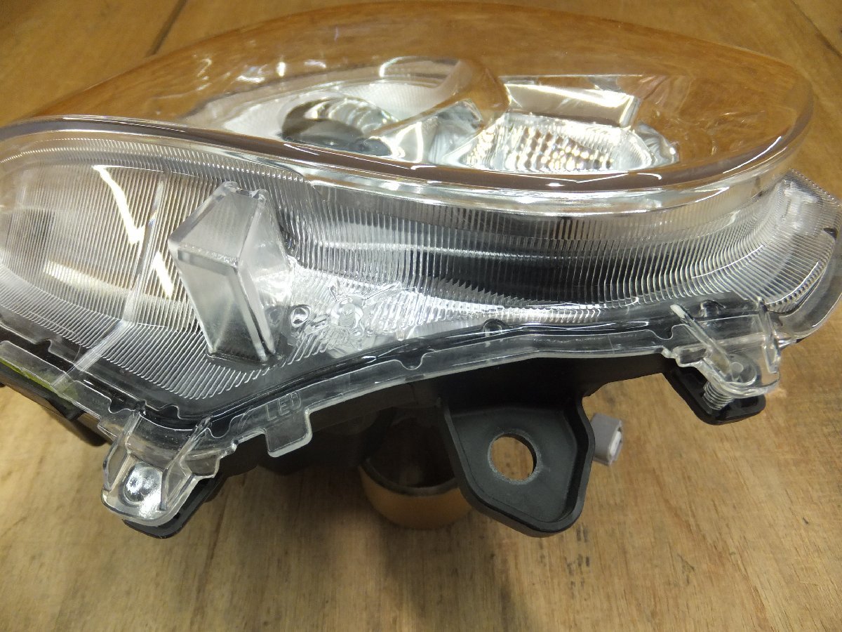 即決 ムーヴキャンバス LA800S LED 右ヘッドライト 純正 81130-B2650