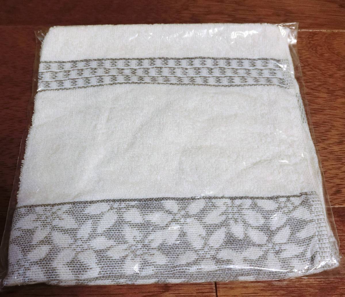 ! new goods unused . bargain * large size hand towel *BELLSOFT white floral print made in Japan cotton 100%. face wet towel oshibori cleaning!