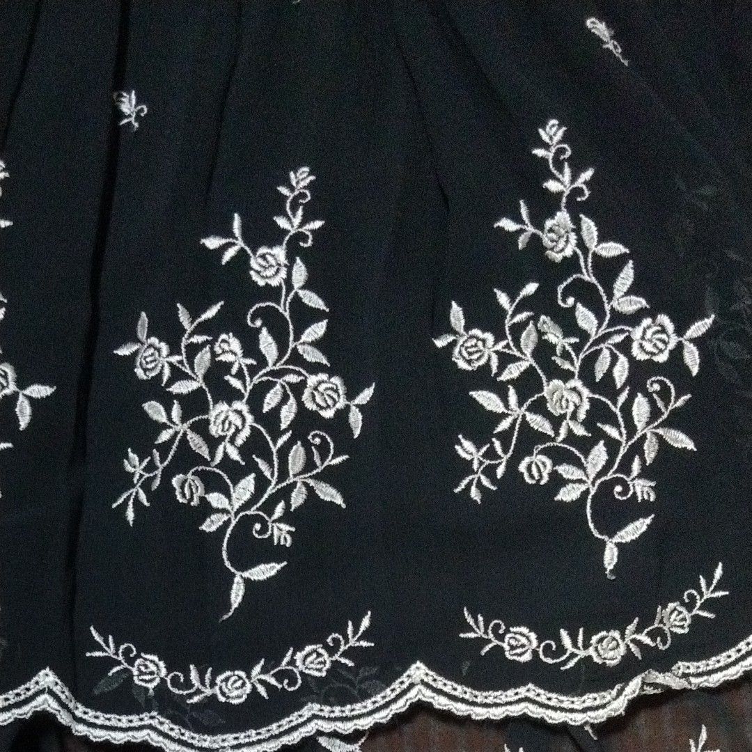 レストローズ　黒地　白花柄刺繍スカート