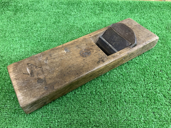 【中古品】大工道具　鉋/カンナ　「寿？」春画刻印あり　寸八鉋（身幅72mm）　plane woodwork　e124_画像1