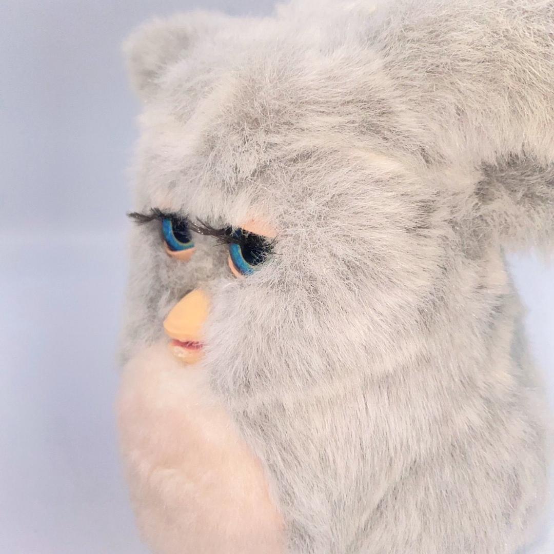 美品 ファービー2 クラウディグレー 青目 ピンクファー 動作OK 659 ぬいぐるみ 人形 インテリア furby furby2005 ヴィンテージ