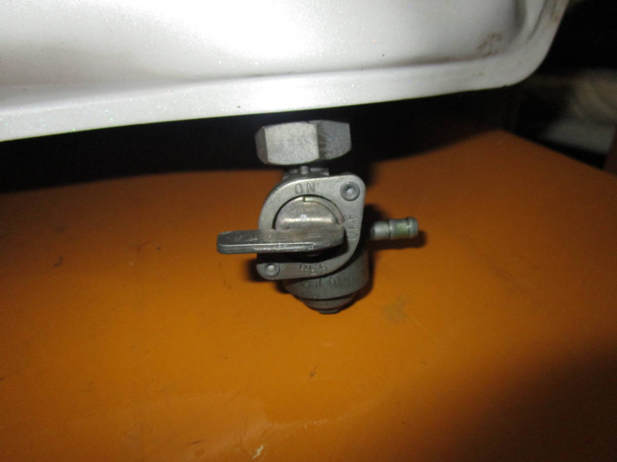 ★FTR223 パール塗装 ガソリンタンク 鍵付きキャップ コック付属 中錆無し 直ぐ使用可能 凹み無し綺麗です。 ★の画像9