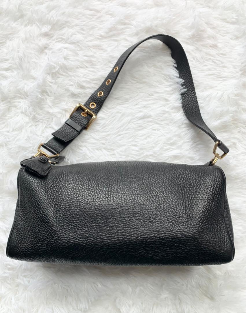 もらって嬉しい出産祝い 極美品 PRADA プラダ 鍵付 シボ革