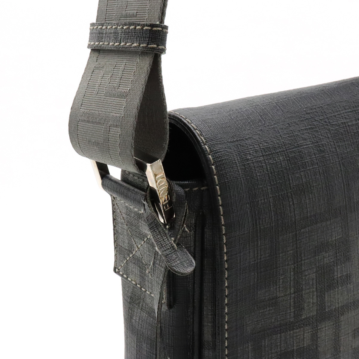 FENDI フェンディ ズッカ柄 ショルダーバッグ 斜め掛け PVC シルバー
