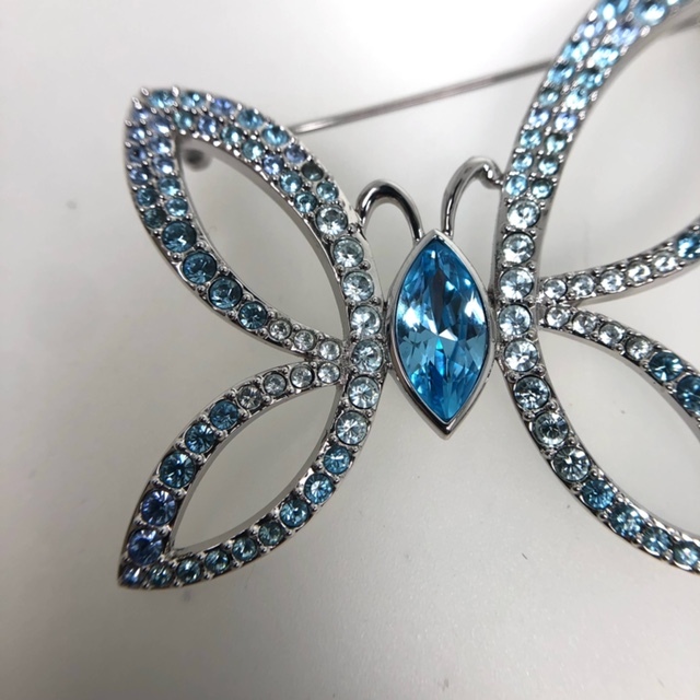 SWAROVSKI】スワロフスキー ブローチ 蝶々 ブルークリスタル|PayPayフリマ
