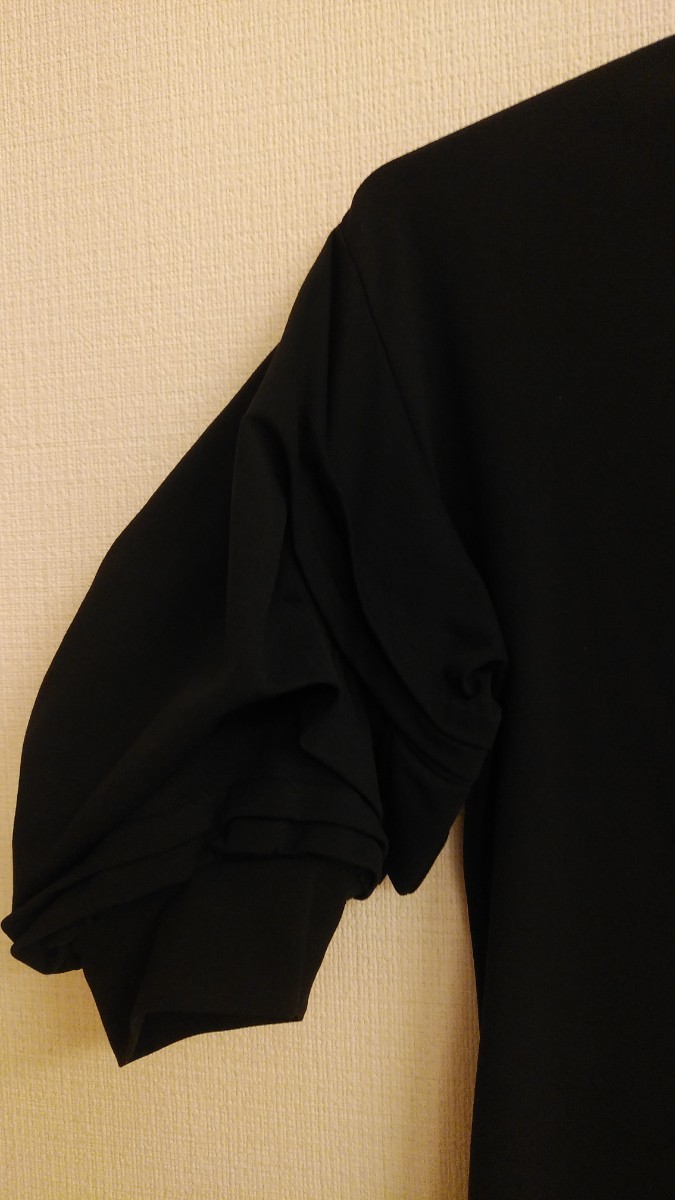 送料無料 1回着 美品 Sakayori 高級半袖ポロシャツ 黒 お袖のデザインが美しい 定価約25000円 引っ越しに付き格安出品中！ 日本橋三越_お袖が素敵です！