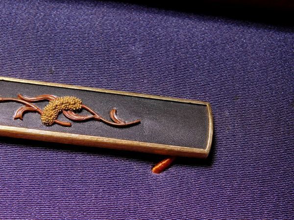 明治金工名工 後藤一乗高弟・荒木東明在銘 粟穂図小柄 時代箱 明治金工名工 後藤一乗高弟・荒木東明在銘 粟穂図小柄 時代箱
