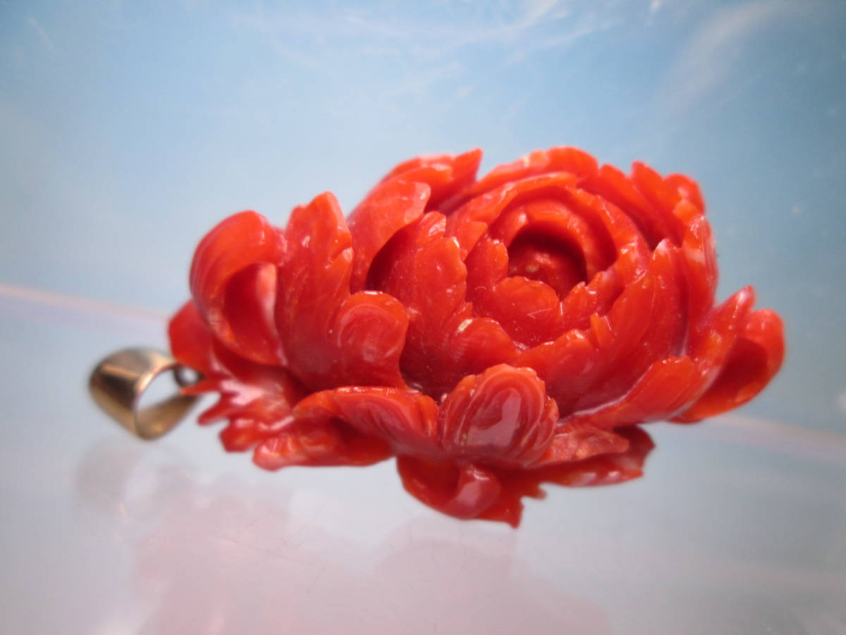 ☆K18 本珊瑚 血赤珊瑚 薔薇の花彫刻のペンダント 9,96g