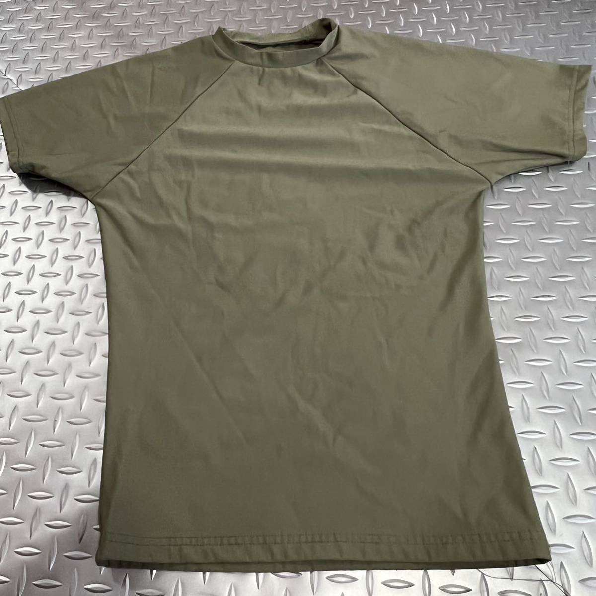 US 米軍放出品　Tシャツ　MEDIUM アンダーシャツ　OD ランニング　スポーツ　サバゲ　(INV J62)_画像1
