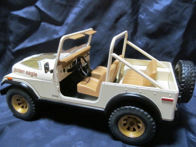 《全国一律送料800円》超希少 １／１８ ジープ CJ-7 ベージュ色 JEEP ゴールデンイーグル_掲載写真は他の同型モデルを流用致しました