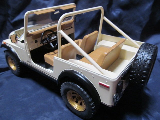 《全国一律送料800円》超希少 １／１８ ジープ CJ-7 ベージュ色 JEEP ゴールデンイーグル_掲載写真は他の同型モデルを流用致しました