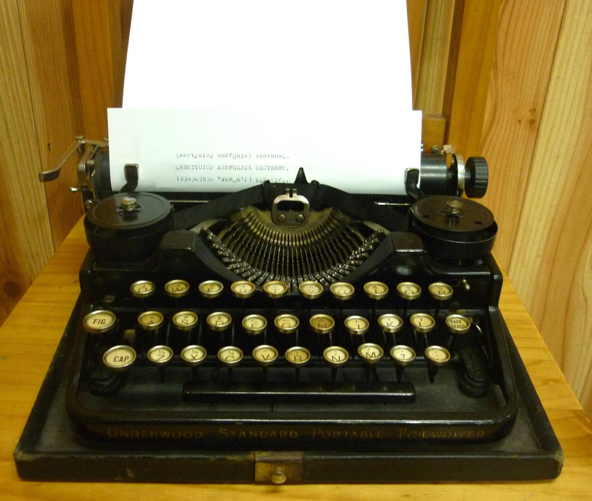  UNDERWOOD タイプライター ３列キー２段シフト ケース付き １世紀前製造 ディスプレイ アンティークの画像1
