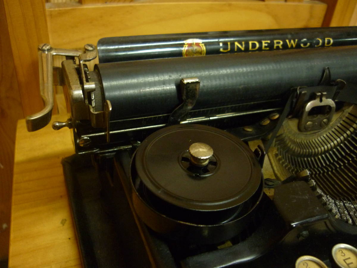  UNDERWOOD タイプライター ３列キー２段シフト ケース付き １世紀前製造 ディスプレイ アンティークの画像6