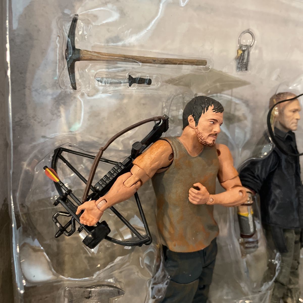 THE WALKING DEAD DARYL & MERLEディクソン兄弟 フィギュア2体セット【開封・使用】_画像6