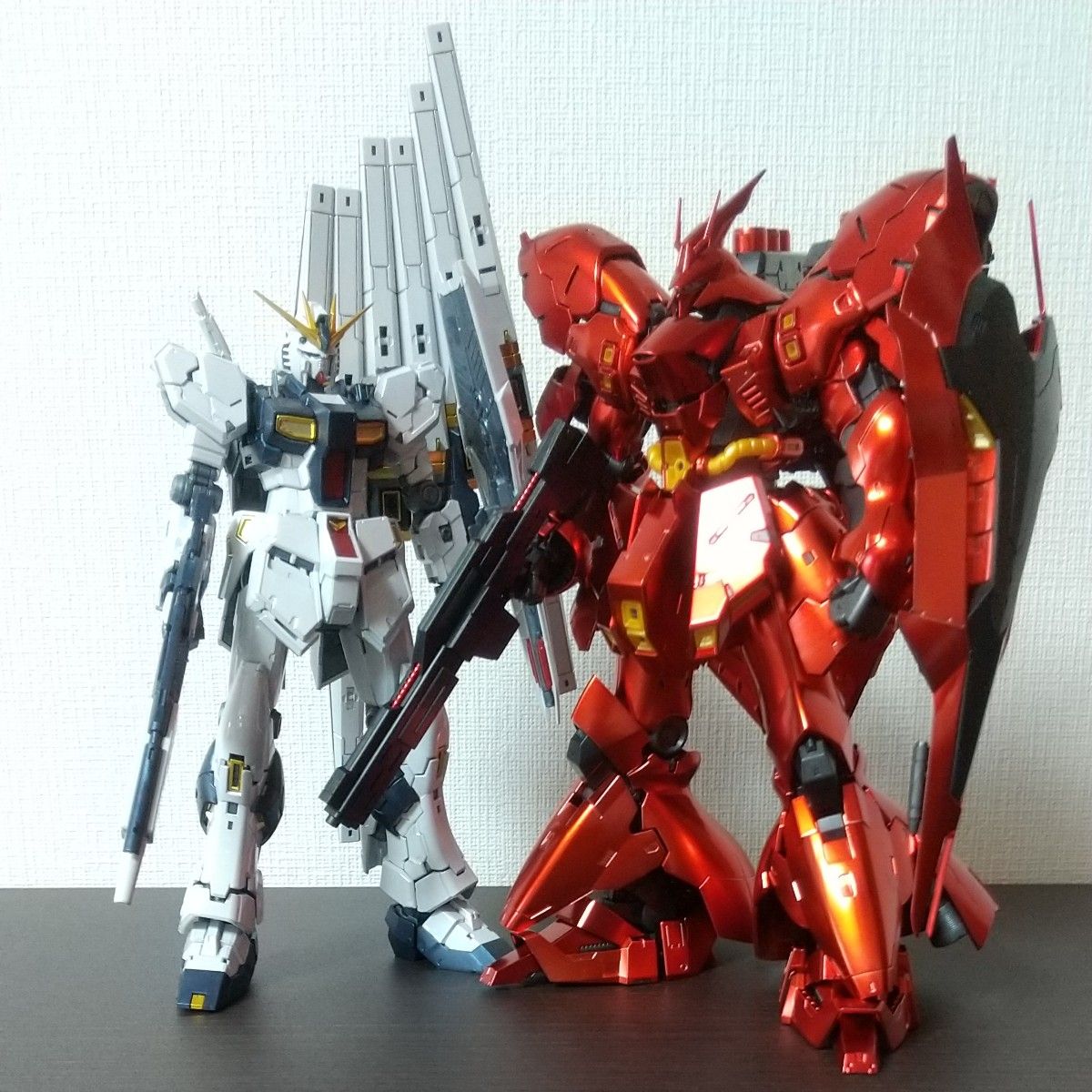 RG 1/144 νガンダム[チタニウムフィニッシュ] ＆ サザビー[スペシャル