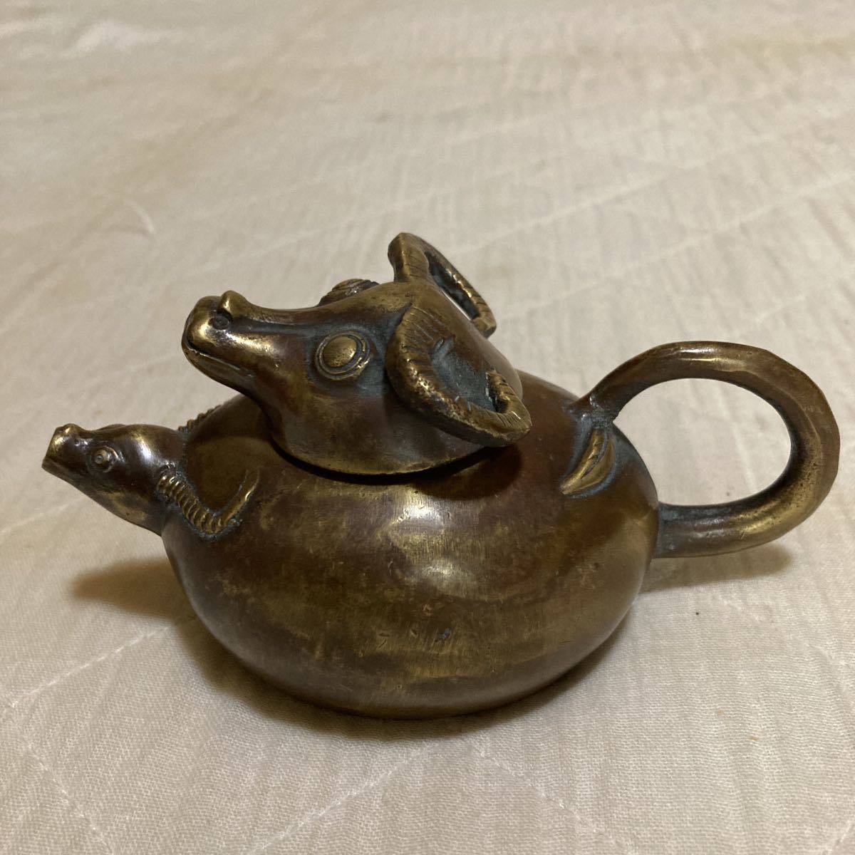 古い古銅.水牛の香炉.水滴.壺 .貴重.底に落款.刻印.象嵌.青錆