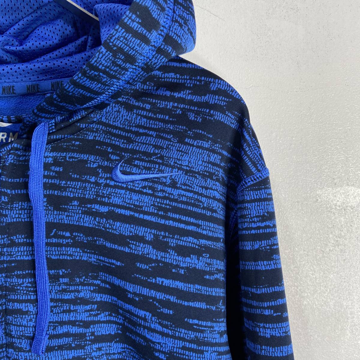 ☆送料無料☆NIKE☆ナイキ☆THERMA FIT☆総柄ジップパーカー☆内フリース☆M☆ブルーネイビー☆E23_画像3