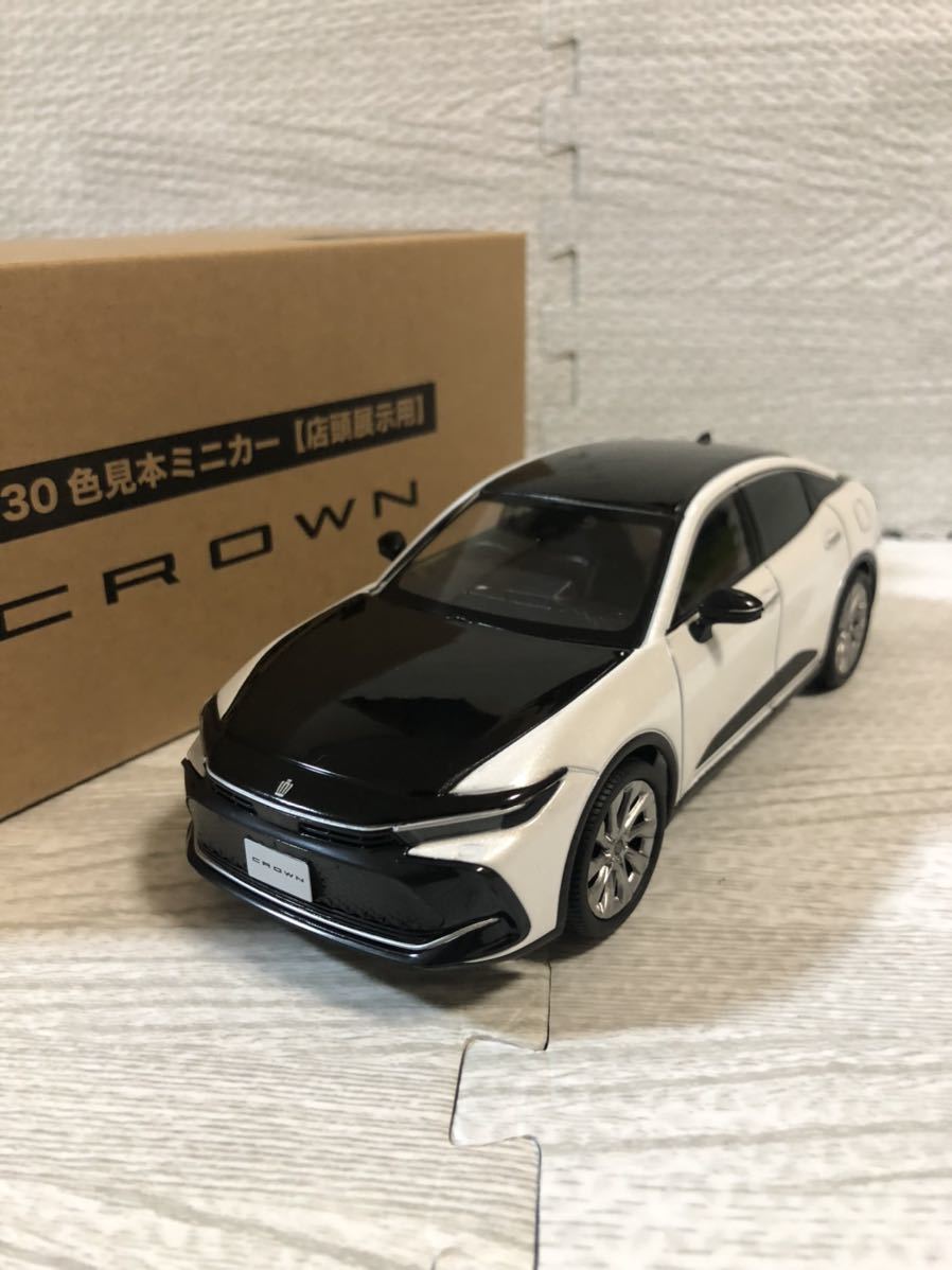 1/30 トヨタ 新型クラウン CROWN クラウンクロスオーバー 最新モデル カラーサンプル ミニカー　ブラック×プレシャスホワイトパール