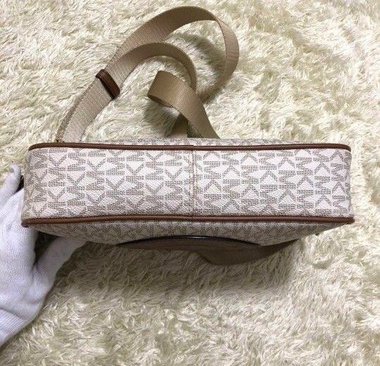 【美品】MICHEAL KORS マイケルコース　カメラバッグ　デカロゴ　モノグラム　総柄　ショルダー 白系 