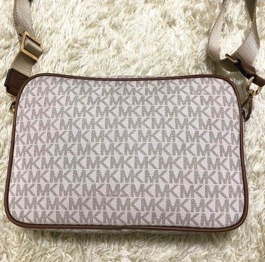 【美品】MICHEAL KORS マイケルコース　カメラバッグ　デカロゴ　モノグラム　総柄　ショルダー 白系 