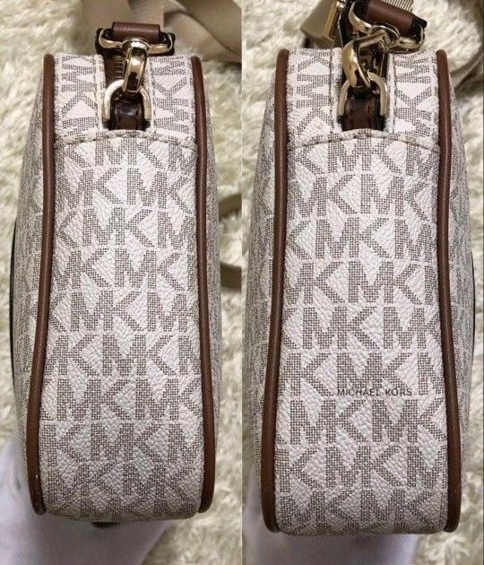 【美品】MICHEAL KORS マイケルコース　カメラバッグ　デカロゴ　モノグラム　総柄　ショルダー 白系 