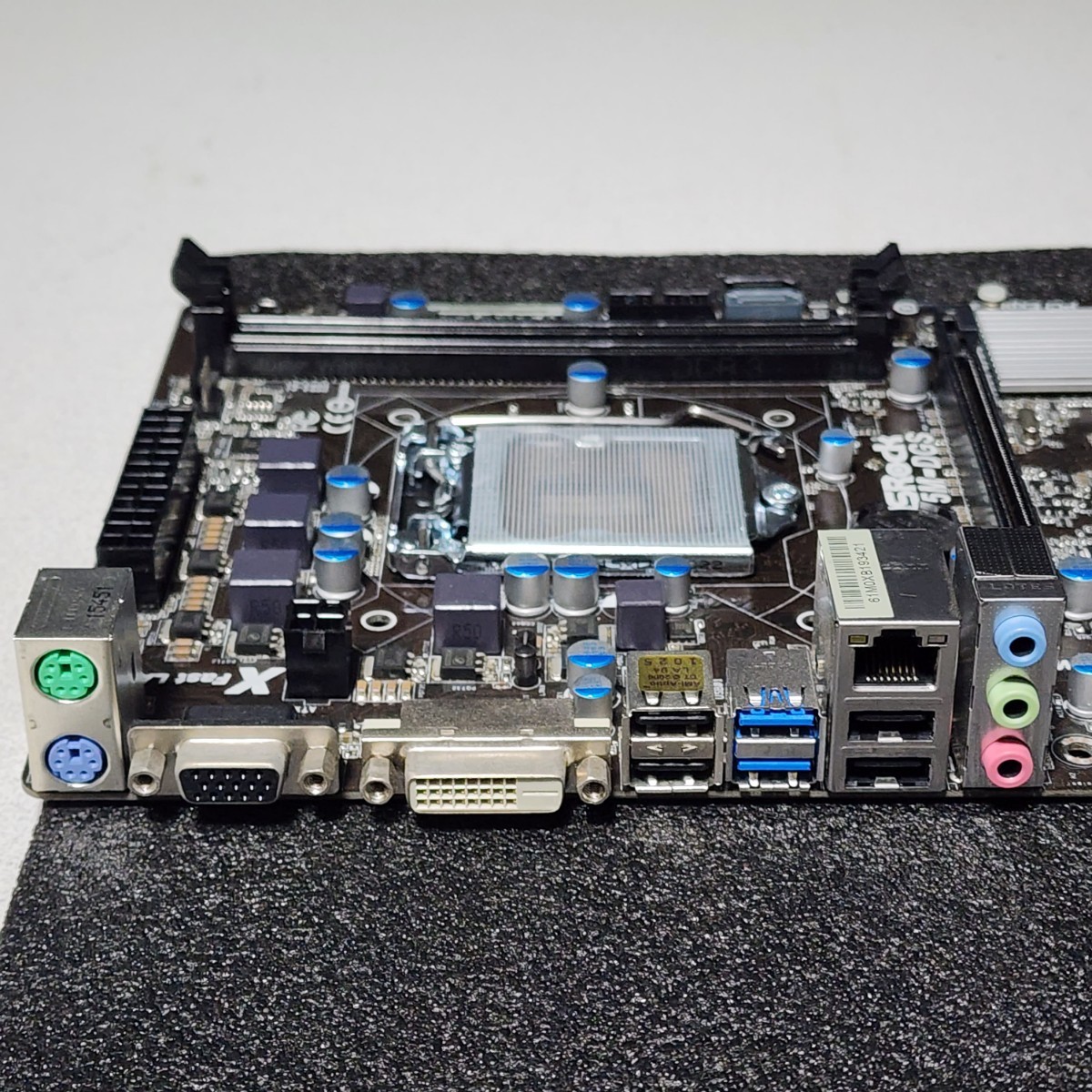 ASRock B75M-DGS R2.0 IOパネル付属 LGA1155 MicroATXマザーボード 第2・3世代CPU対応 最新Bios 動作確認済 PCパーツ_画像3