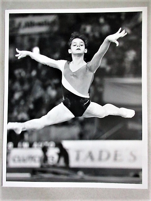 ジュニア女子体操選手の公式写真プリント(サイズ約26x20cm) A/検;スポーツレオタード_画像1