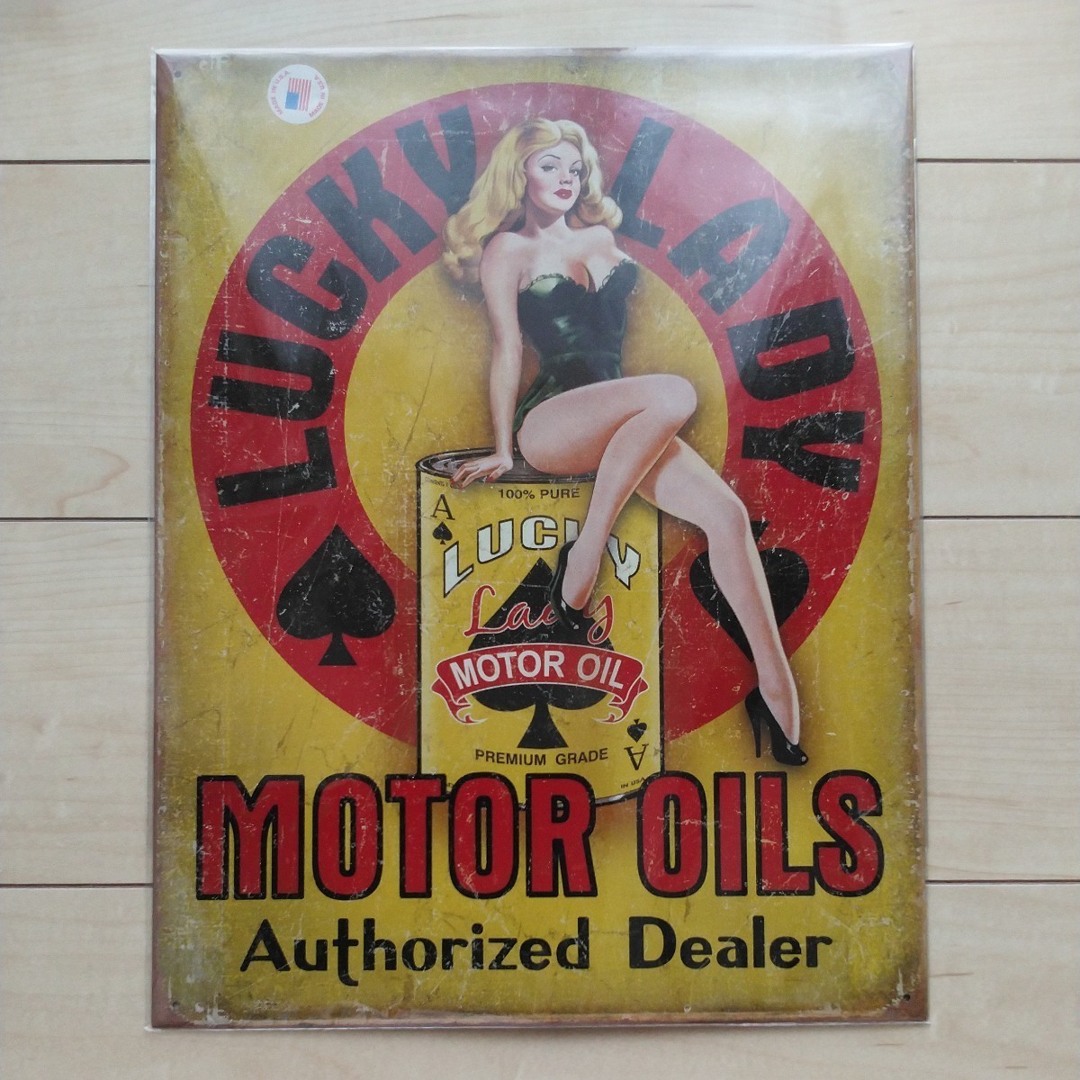 ■米国製『Lucky Lady Motor OIL』Advertisement(広告)１枚。Desperate Enterprises, Inc. ブリキ板。縦40.5㎝。横31.8㎝。四隅釘留め穴。