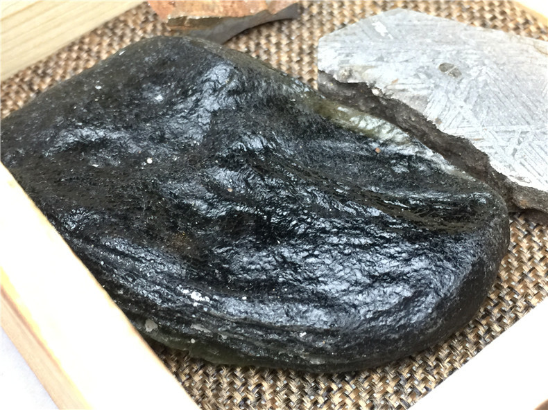 モルダバイト アルタイ隕石  衝撃ガラス リビアンガラス パワーストーン 隕石  4点 重さ119グラム 共箱の画像2