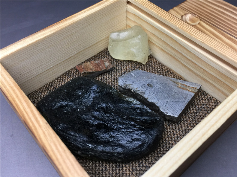 モルダバイト アルタイ隕石  衝撃ガラス リビアンガラス パワーストーン 隕石  4点 重さ119グラム 共箱の画像1