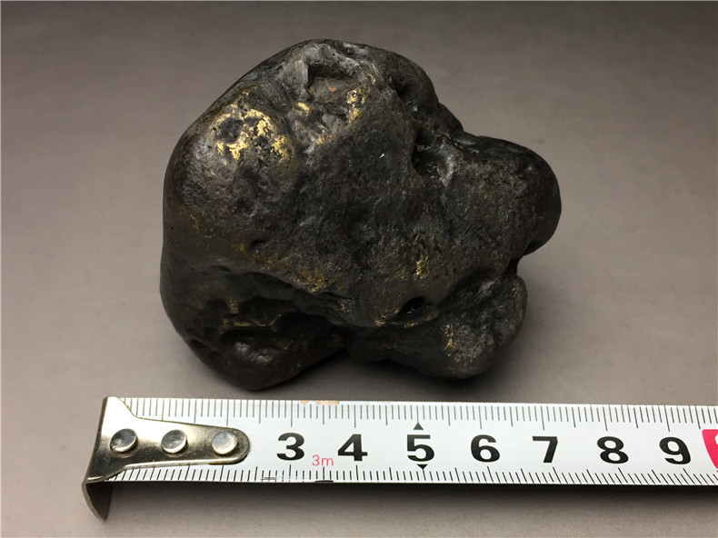 隕石・鉄隕石・磁石にくっつく・原石 マダガスカル 重さ約427グラム 木台付きの画像10