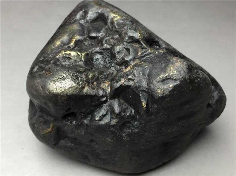 隕石・鉄隕石・磁石にくっつく・原石 マダガスカル 重さ約427グラム 木台付きの画像9