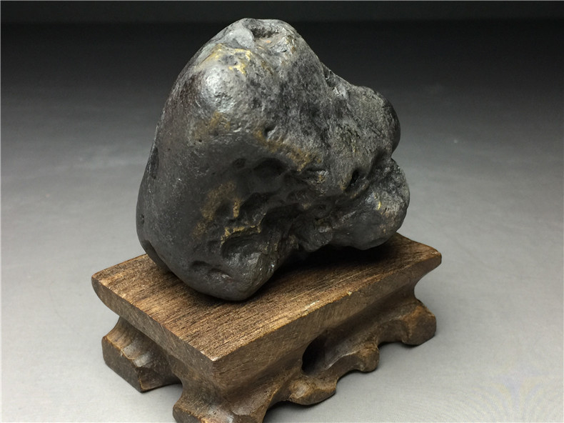 隕石・鉄隕石・磁石にくっつく・原石 マダガスカル 重さ約427グラム 木台付きの画像4