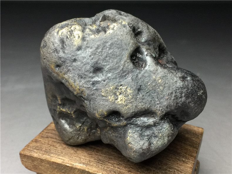 隕石・鉄隕石・磁石にくっつく・原石 マダガスカル 重さ約427グラム 木台付きの画像3