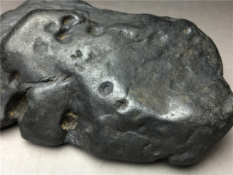 隕石・鉄隕石・磁石にくっつく・原石 マダガスカル 重さ約370グラム 木台付きの画像4