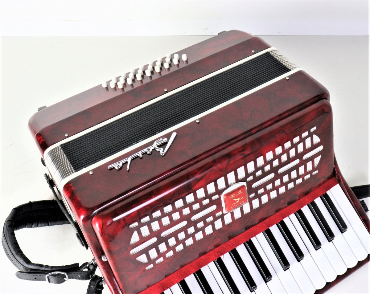 BAILE M2019 バイレ アコーディオン 30鍵盤 24ベース レッドカラー 赤色 ケース付き 鍵盤楽器 音楽 吹奏楽 演奏 音楽 学校 部活 004FTNT38の画像3